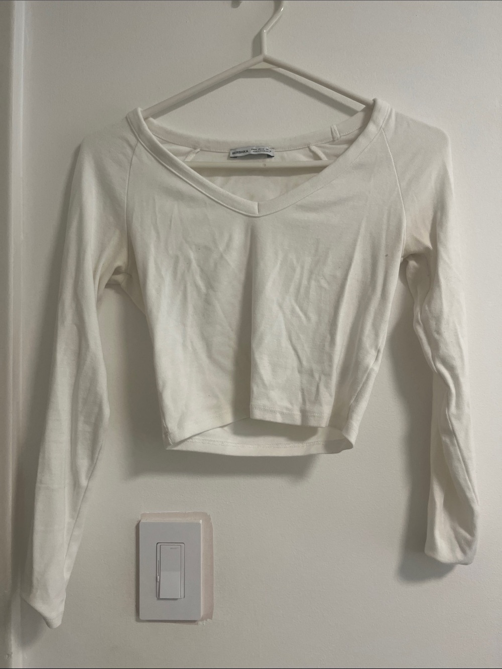 Bershka Cream Long-Sleeve V-Neck Cropped Top